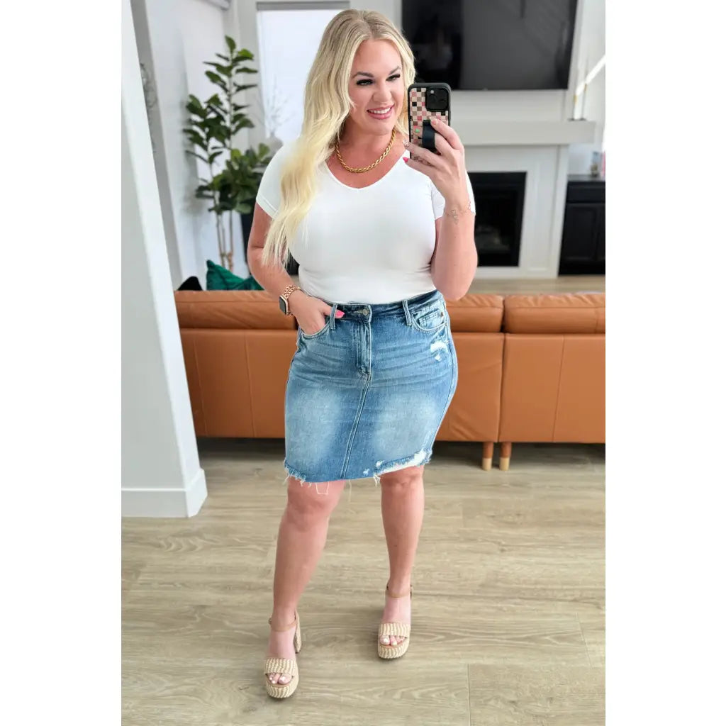 This stylish Carol High Rise Rigid Magic Denim Skirt by Judy Blue is the perfect addition to your wardrobe!