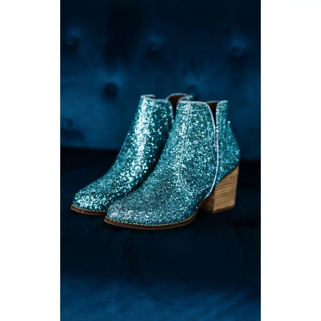 How cute are our Fiera Booties in Turquoise Blue Glitter? NOTHING quite says ’I’m here for the party’ like a pair