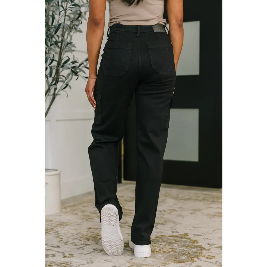 High waist black cargo jeans with wide leg plus sizes available. Non-distressed Judy Blue denim for street-chic style