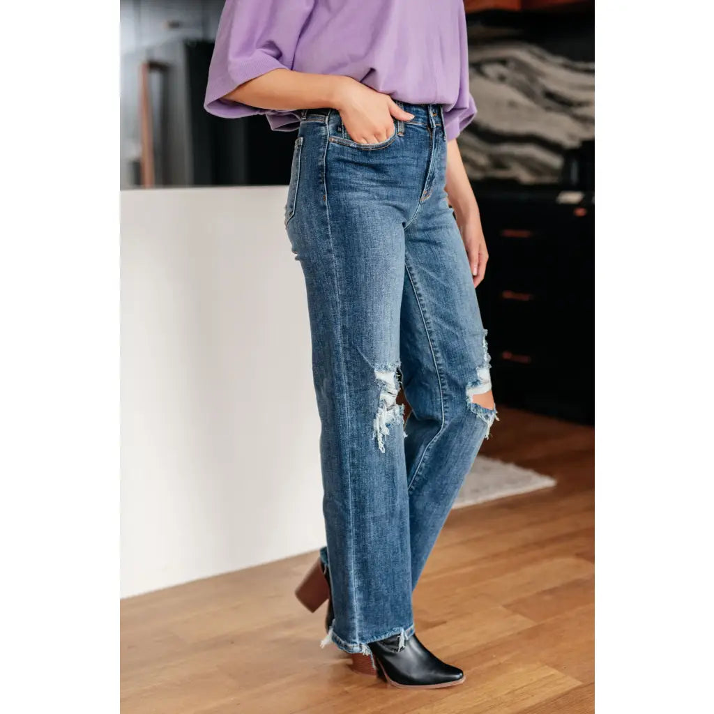 Your best outfits start with our Rose High Rise 90’s Straight Judy Blue Jeans! Featuring a gorgeous dark wash high rise