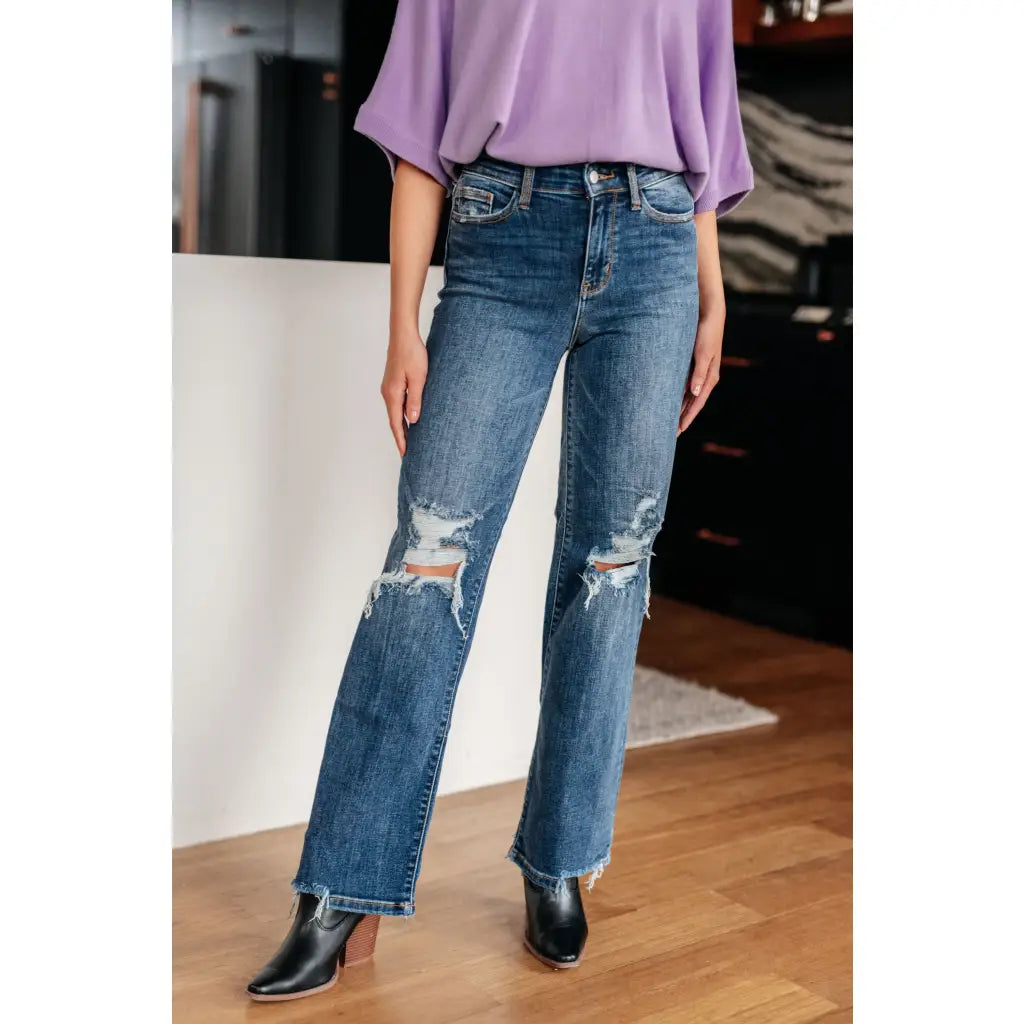 Your best outfits start with our Rose High Rise 90’s Straight Judy Blue Jeans! Featuring a gorgeous dark wash high rise