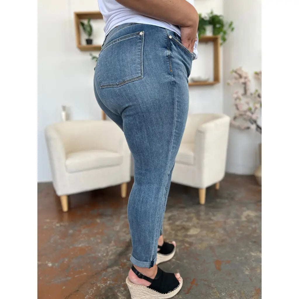 Elevate your denim game with our Best Eva Cuffed Hem Slim Fit Judy Blue Jeans. The cropped cuffed hem detail adds