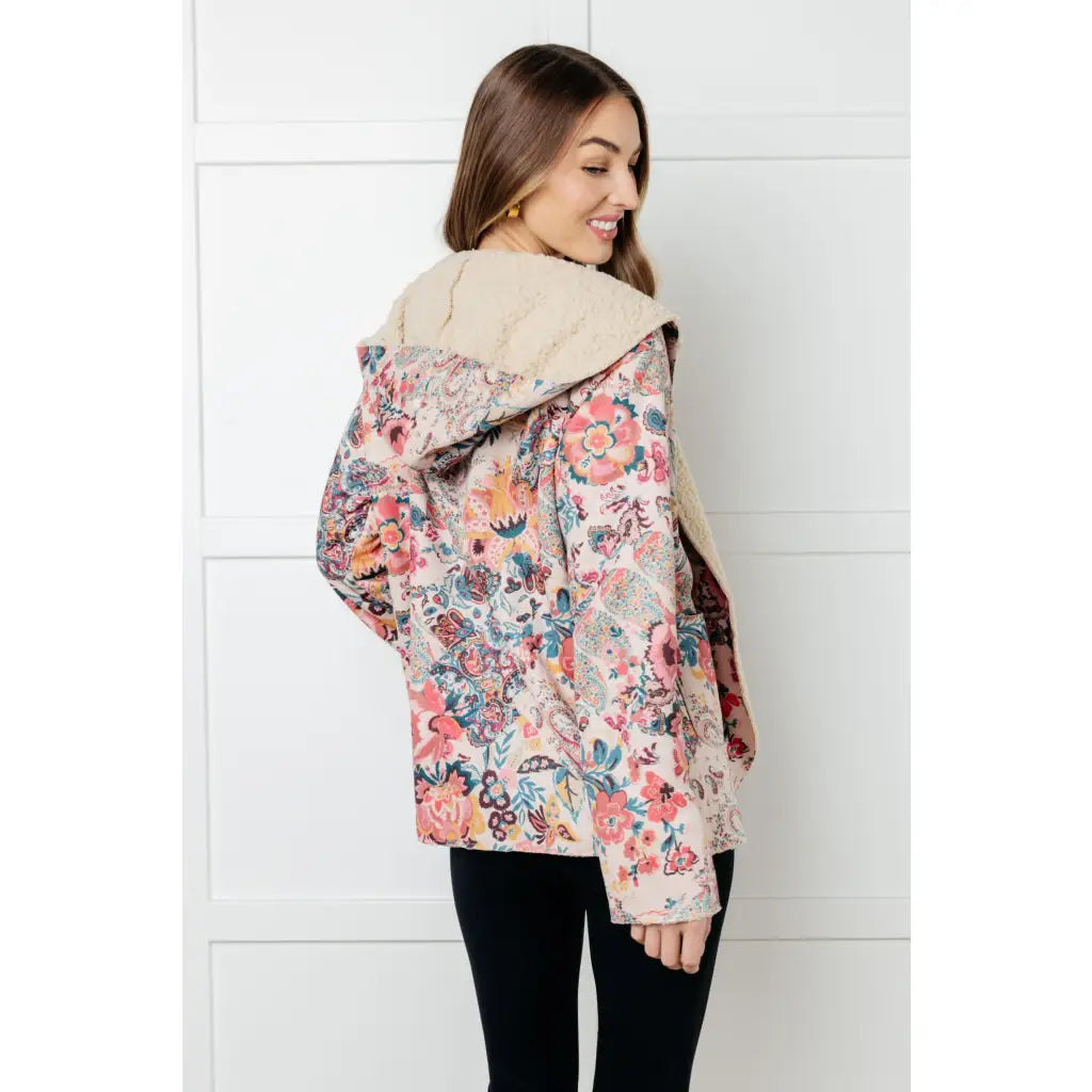 Stay cozy and stylish with our Bestie Floral Sherpa Lined Hooded Jacket! The perfect layer for chilly days this hoodie