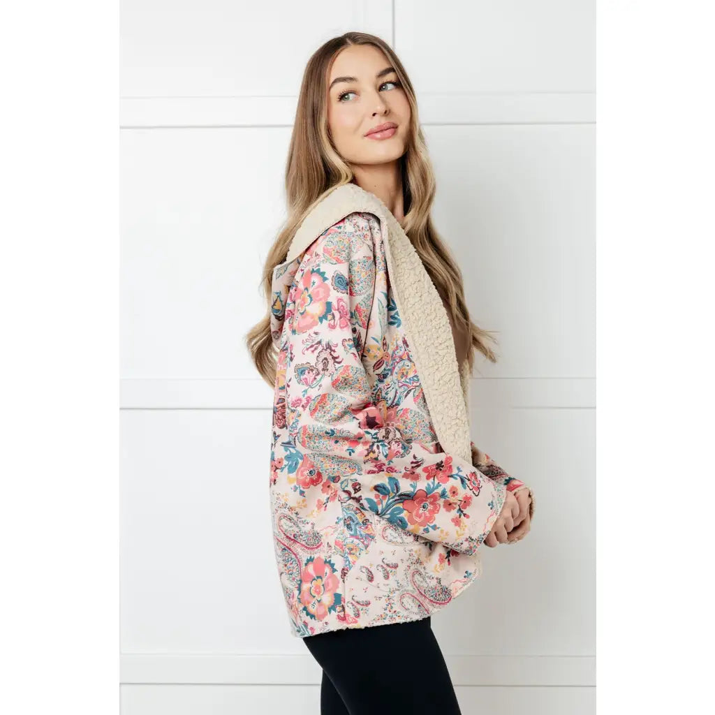 Stay cozy and stylish with our Bestie Floral Sherpa Lined Hooded Jacket! The perfect layer for chilly days this hoodie