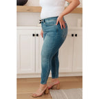 Stay comfortable and warm in these Bryant Thermal Skinny Judy Blue Jeans. Made with brushed non-distressed thermal