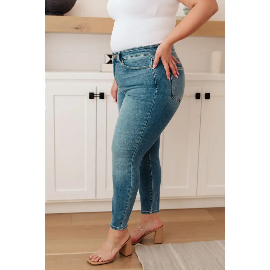 Stay comfortable and warm in these Bryant Thermal Skinny Judy Blue Jeans. Made with brushed non-distressed thermal