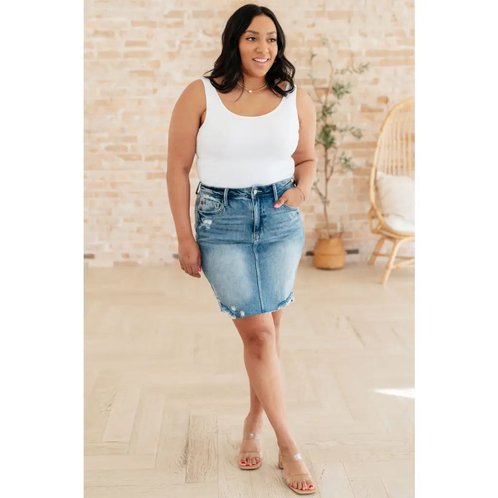 This stylish Carol High Rise Rigid Magic Denim Skirt by Judy Blue is the perfect addition to your wardrobe!