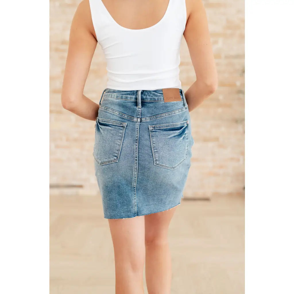 This stylish Carol High Rise Rigid Magic Denim Skirt by Judy Blue is the perfect addition to your wardrobe!
