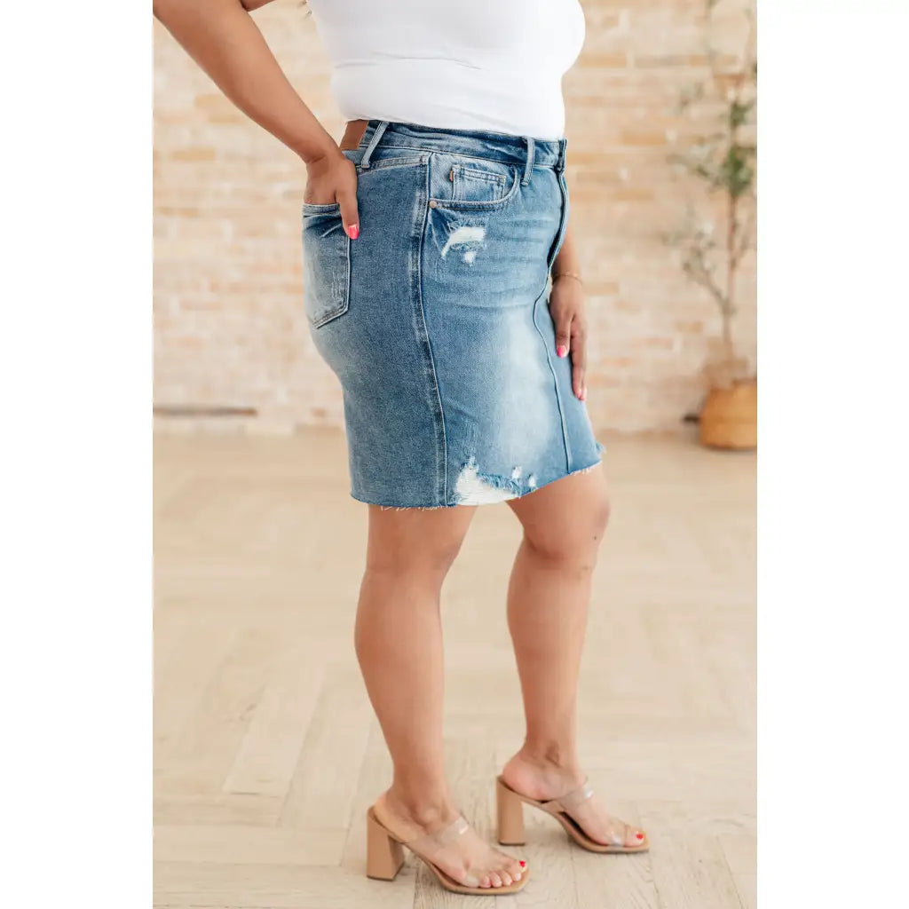 This stylish Carol High Rise Rigid Magic Denim Skirt by Judy Blue is the perfect addition to your wardrobe!