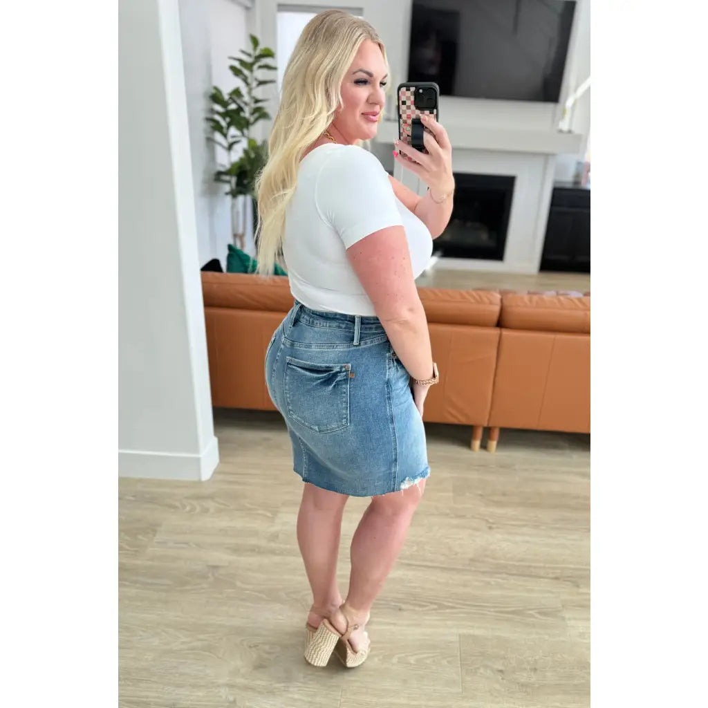 This stylish Carol High Rise Rigid Magic Denim Skirt by Judy Blue is the perfect addition to your wardrobe!