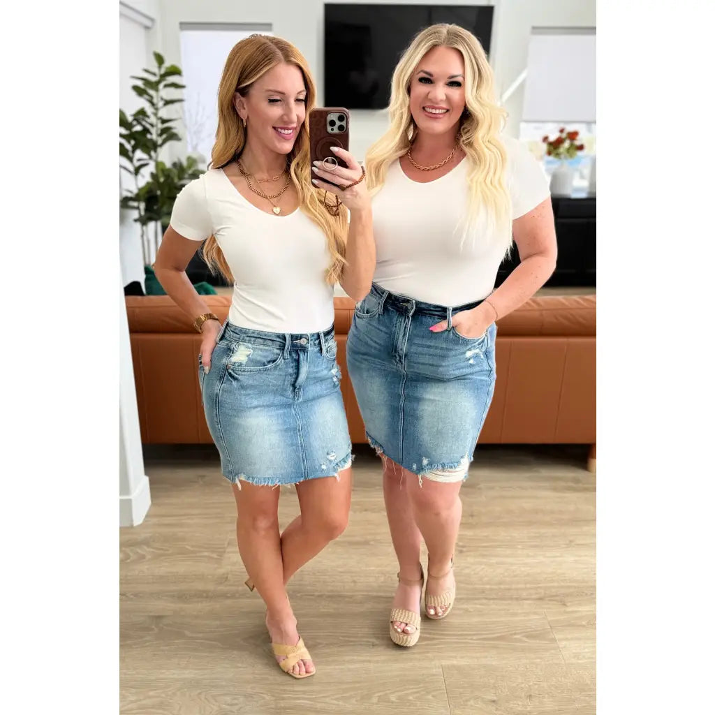 This stylish Carol High Rise Rigid Magic Denim Skirt by Judy Blue is the perfect addition to your wardrobe!