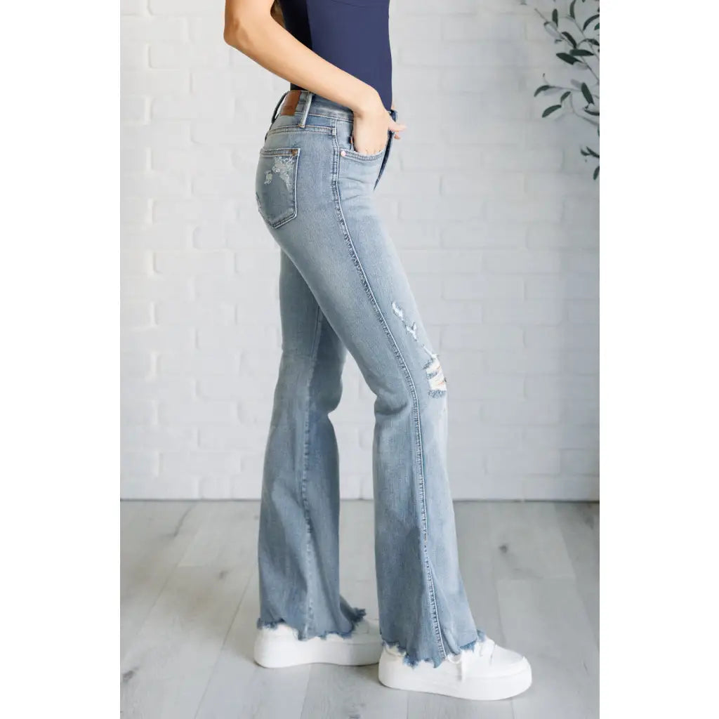 Our Caroline Mid Rise Tummy Control Flare Jeans are the perfect combination of style and comfort! With its tummy