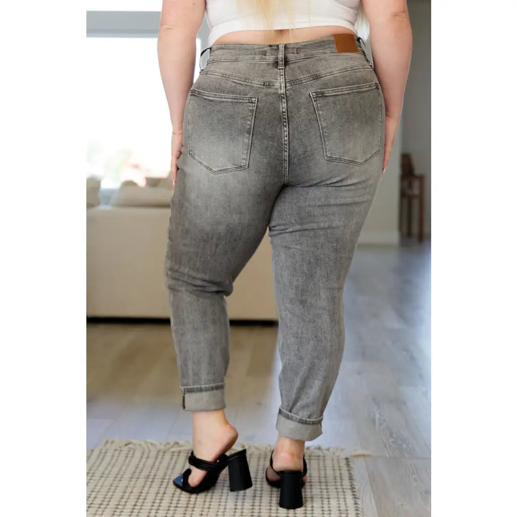 These Charlotte Grey Stone Wash Judy Blue Jeans are the perfect addition to your wardrobe. Featuring a high rise slim