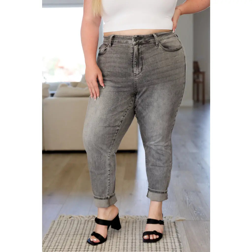 These Charlotte Grey Stone Wash Judy Blue Jeans are the perfect addition to your wardrobe. Featuring a high rise slim
