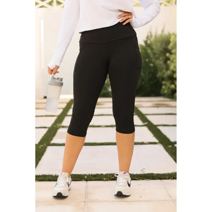 Chelsea Luxe Athleisure Capri Leggings in Black