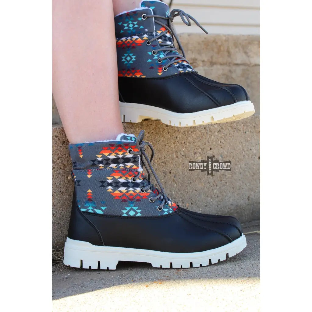 Experience the warmth and comfort of these cute Down Canyon Duck Boots. Crafted with black leather a grey aztec top
