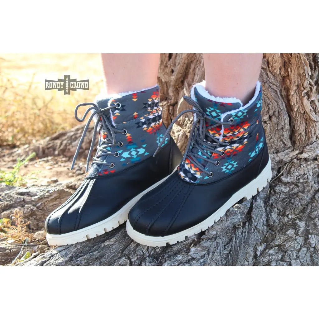 Experience the warmth and comfort of these cute Down Canyon Duck Boots. Crafted with black leather a grey aztec top