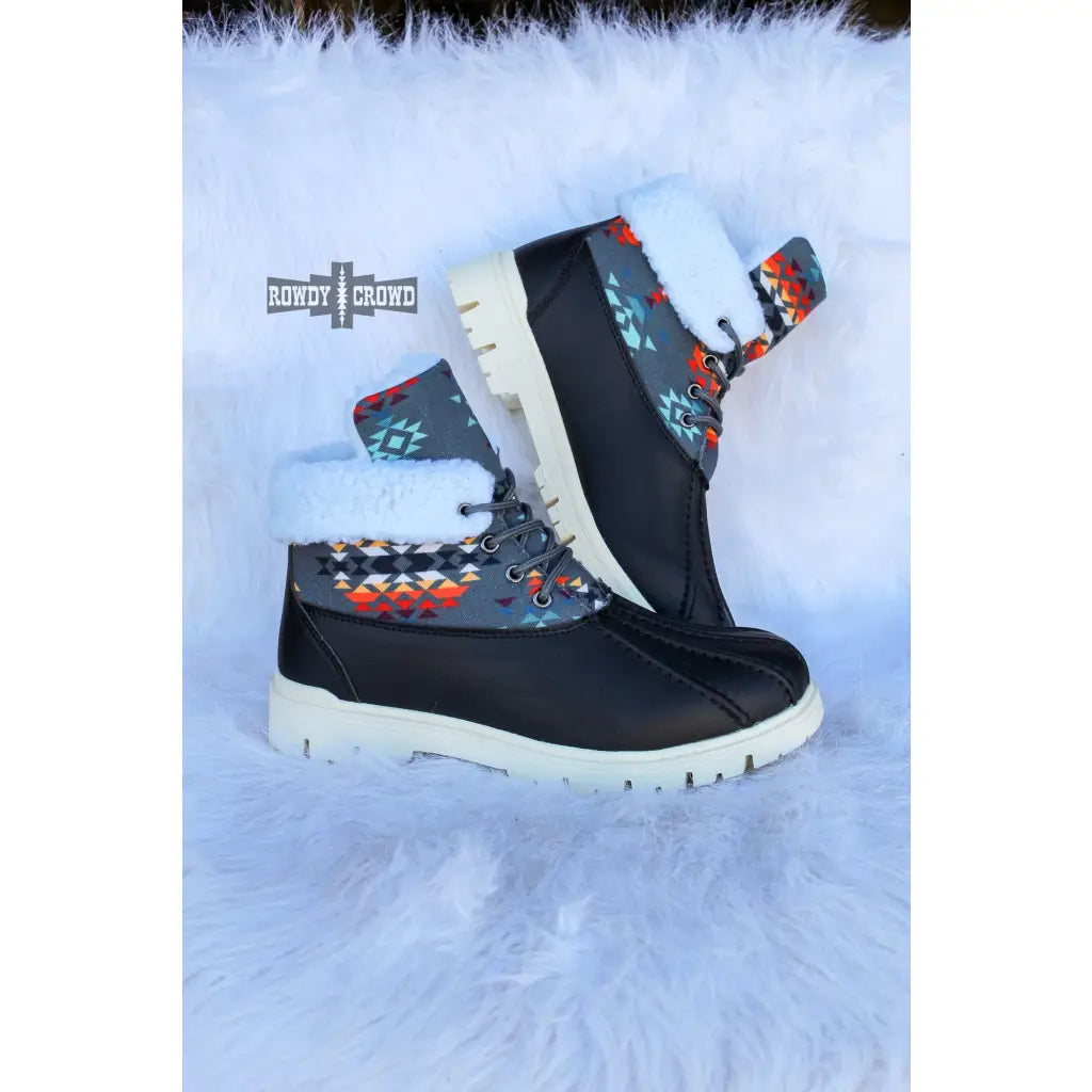 Experience the warmth and comfort of these cute Down Canyon Duck Boots. Crafted with black leather a grey aztec top