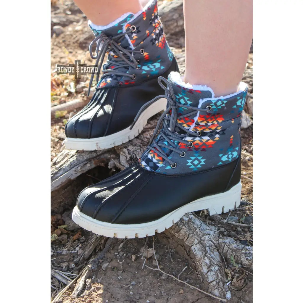 Experience the warmth and comfort of these cute Down Canyon Duck Boots. Crafted with black leather a grey aztec top