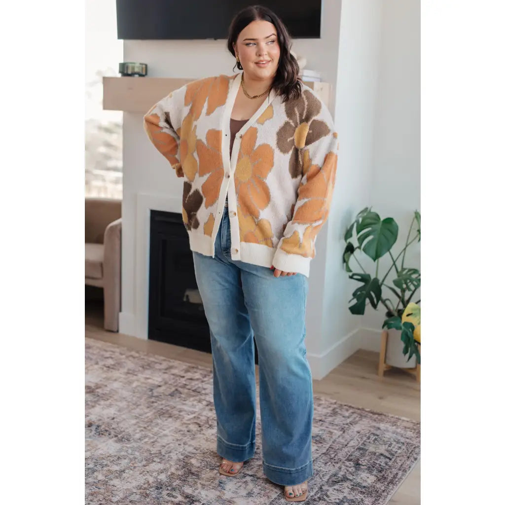 Our Exquisitely Fall Floral Cardigan is a retro mod floral oversized grandpa cardigan featuring an eye-catching large