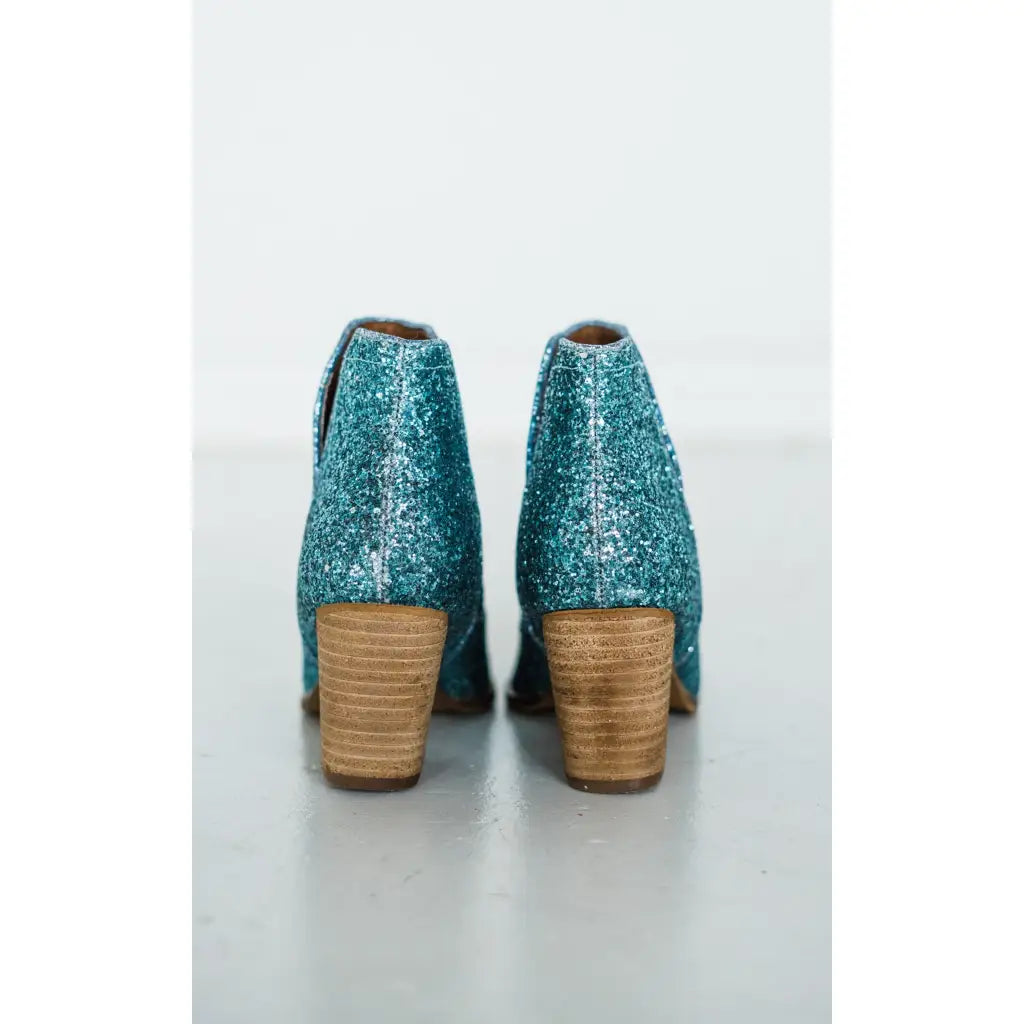How cute are our Fiera Booties in Turquoise Blue Glitter? NOTHING quite says ’I’m here for the party’ like a pair