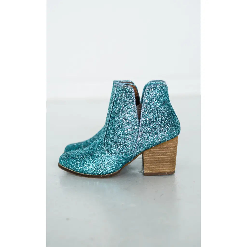 How cute are our Fiera Booties in Turquoise Blue Glitter? NOTHING quite says ’I’m here for the party’ like a pair