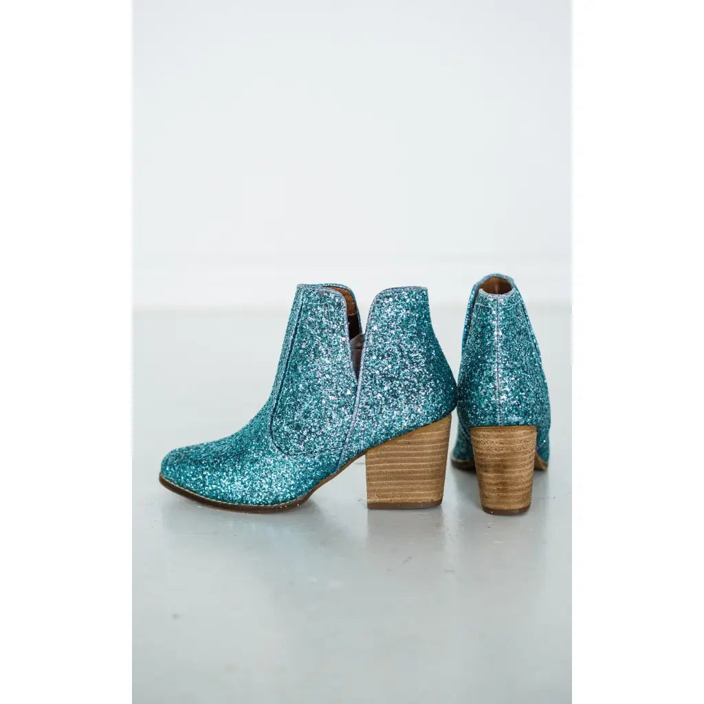 How cute are our Fiera Booties in Turquoise Blue Glitter? NOTHING quite says ’I’m here for the party’ like a pair