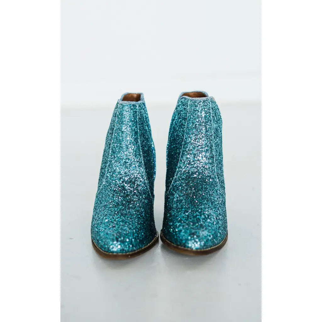 How cute are our Fiera Booties in Turquoise Blue Glitter? NOTHING quite says ’I’m here for the party’ like a pair