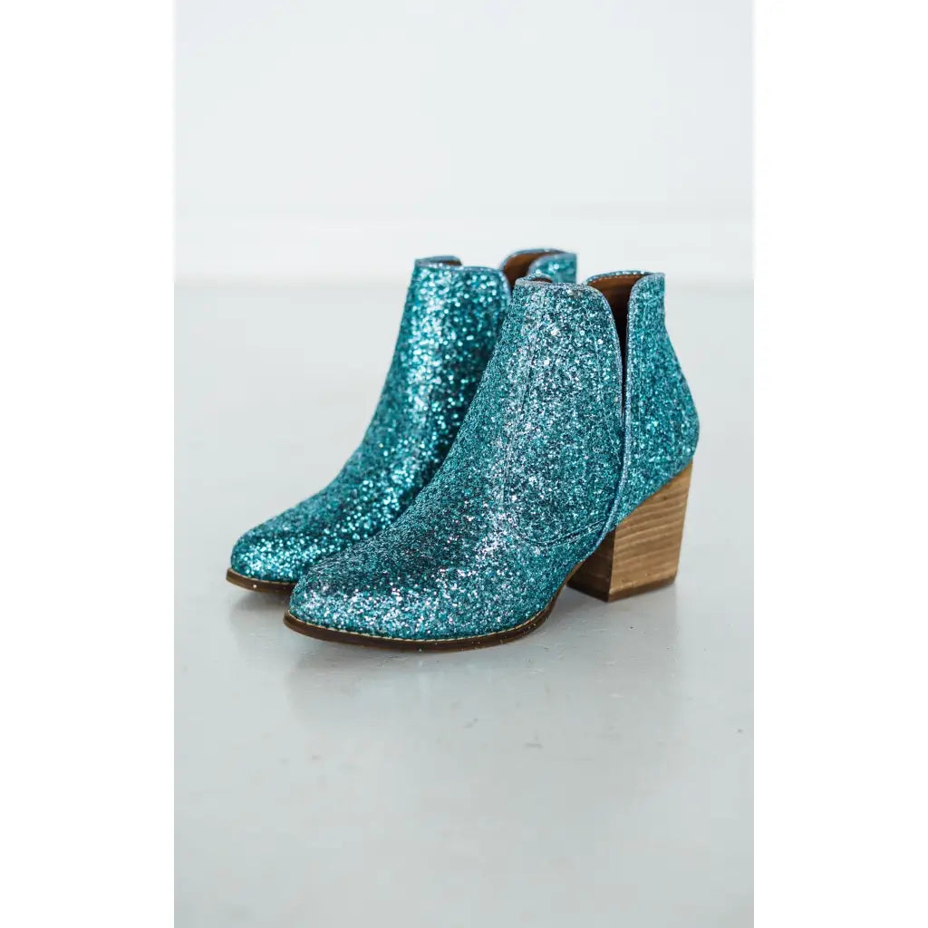 How cute are our Fiera Booties in Turquoise Blue Glitter? NOTHING quite says ’I’m here for the party’ like a pair