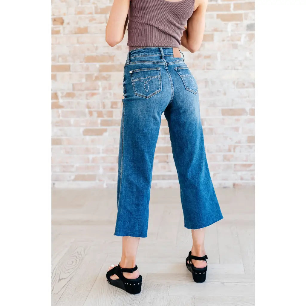 Discover effortless style with our Hayes High Rise Wide Leg Crop Jeans. This medium wash 4-way stretch denim is cut