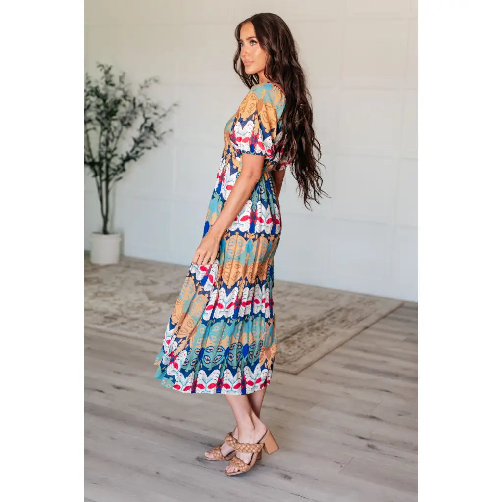 Look at life differently in our Kaleidoscope Print V-Neck Midi Dress. Crafted from luxurious crinkle woven fabric