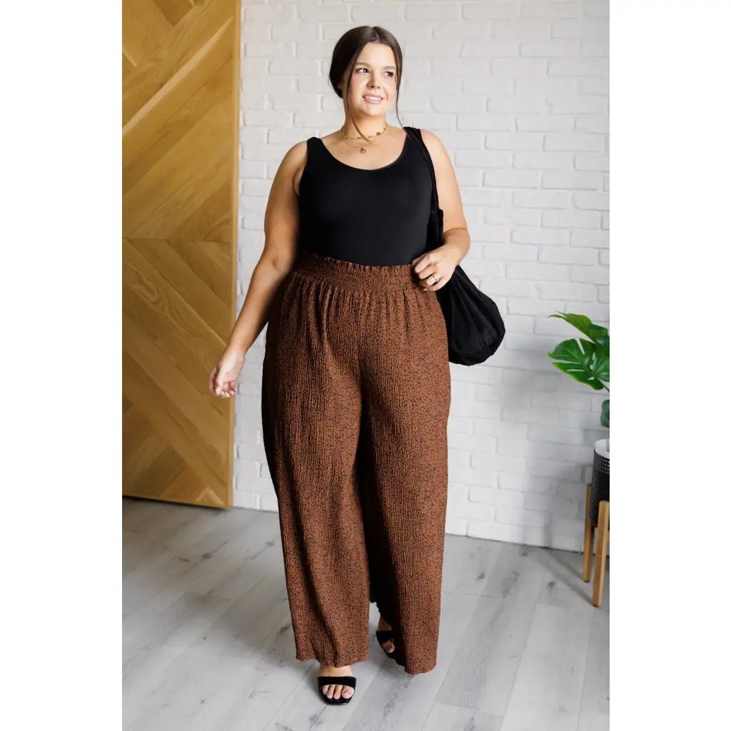 Stay chic and carefree with our Last Minute Corduroy Tote in Black. The relaxed vibe makes it perfect for any occasion