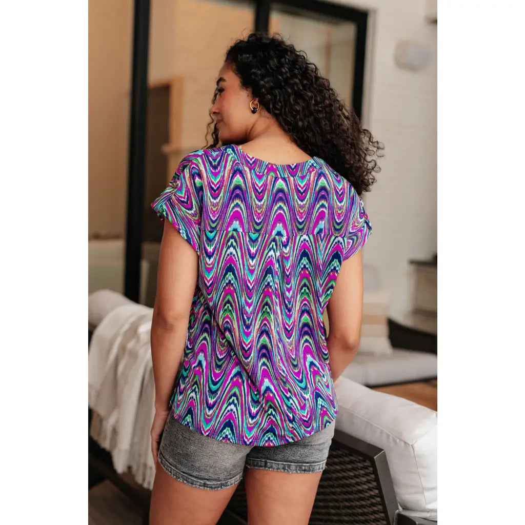 Revamp your wardrobe with our Lizzy Cap Sleeve Top in Purple Multi Marble. Crafted from wrinkle resistant light-weight