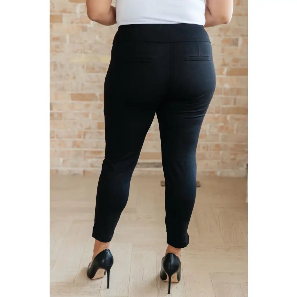 Our Magic Ankle Crop Skinny Pants feature a high rise slim fit in ponte knit. The stretchy pull-on design elastic