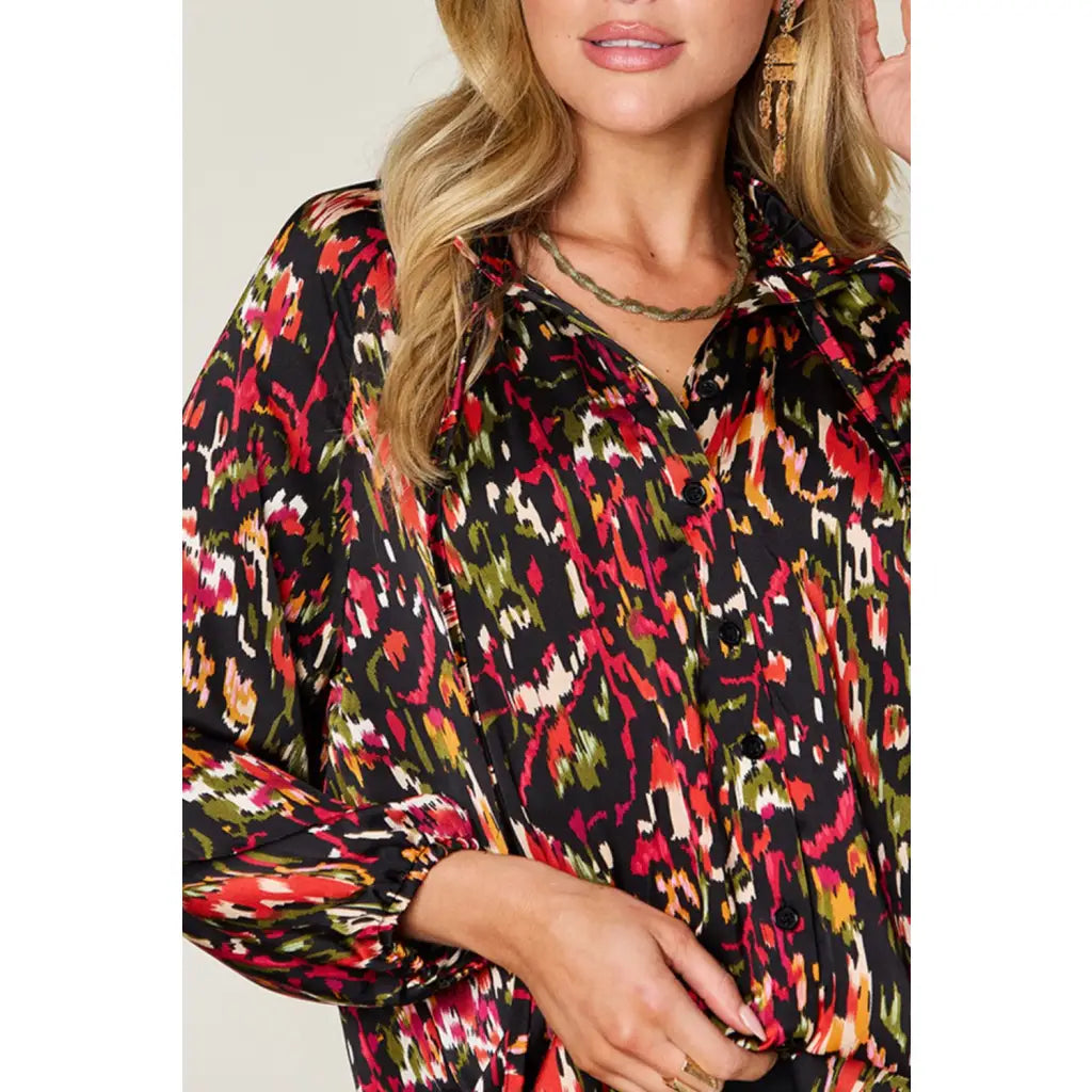 Chic abstract print tunic blouse with flowy fit and ruffled neckline. Sizes SM–3XL. Perfect plus size office top