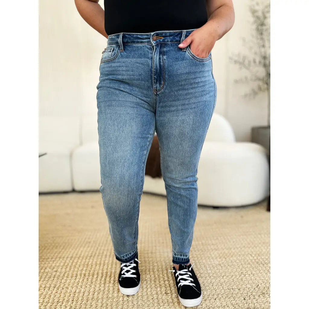 Discover the chic Judy Blue Mid Rise Rigid Magic Release Hem Jeans available in regular curvy and plus sizes. Shop