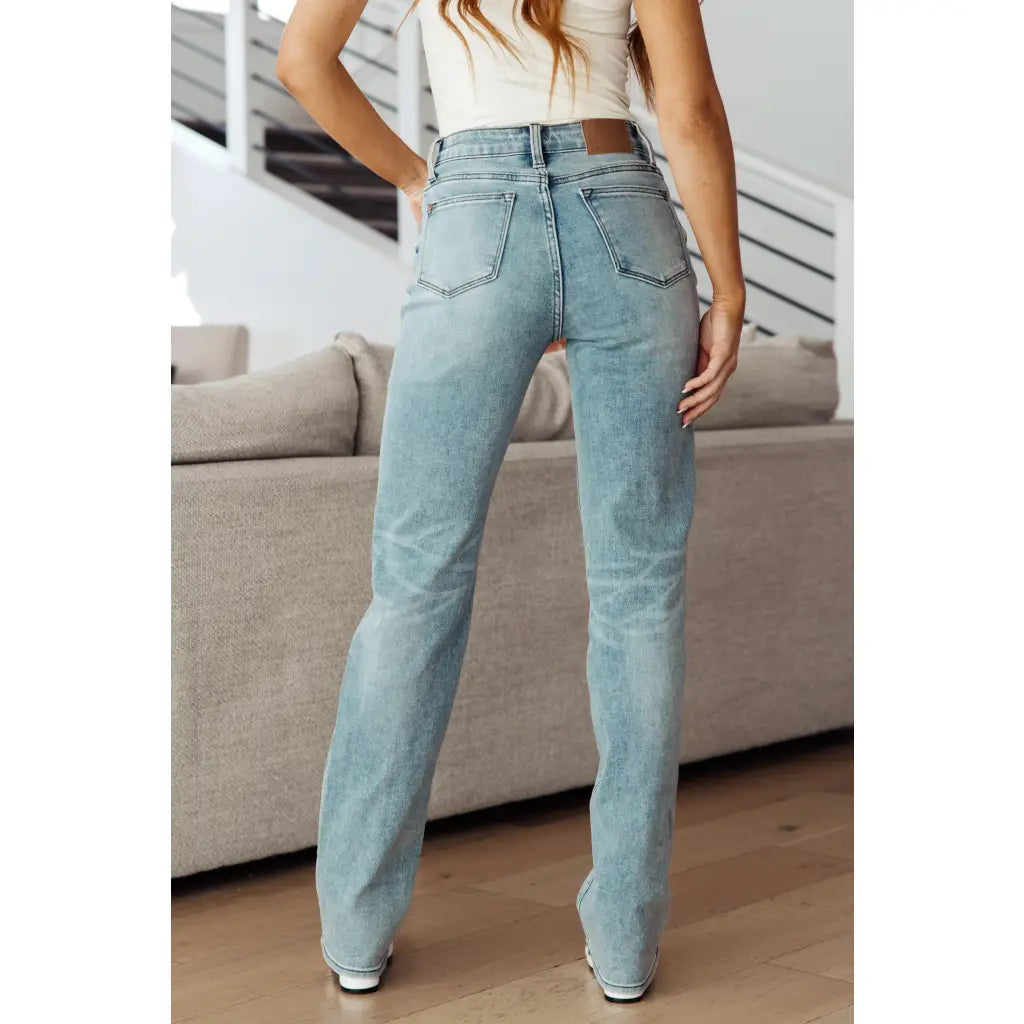 Make a statement in our Miranda Plaid Cuff Judy Blue Jeans. Featuring high rise medium vintage wash 4-way stretch