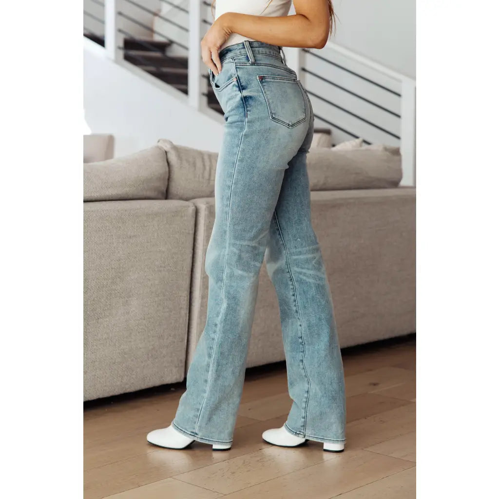Make a statement in our Miranda Plaid Cuff Judy Blue Jeans. Featuring high rise medium vintage wash 4-way stretch