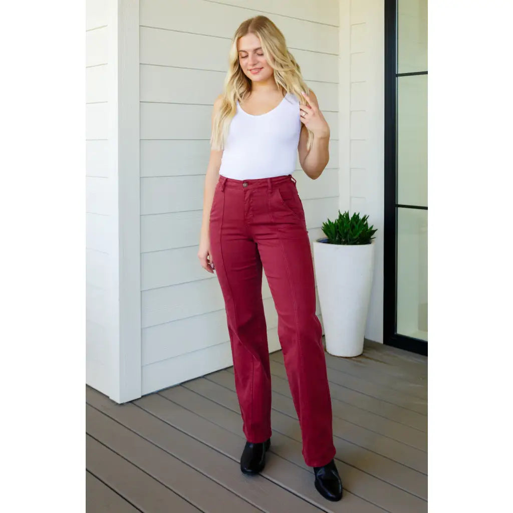 Introducing our Phoebe High Rise Judy Blue Burgundy Jeans! Designed with a flattering center front seam and comfortable