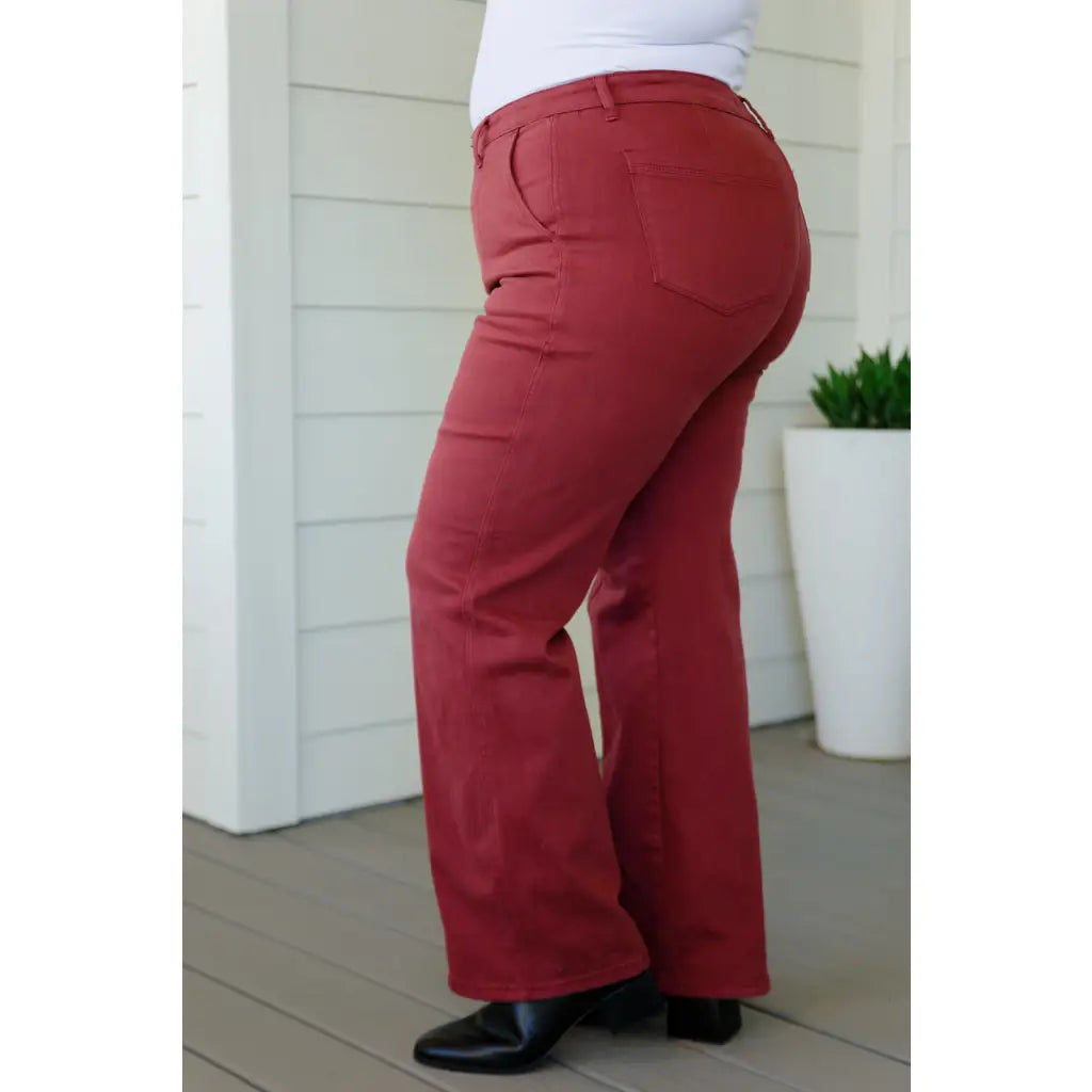 Introducing our Phoebe High Rise Judy Blue Burgundy Jeans! Designed with a flattering center front seam and comfortable