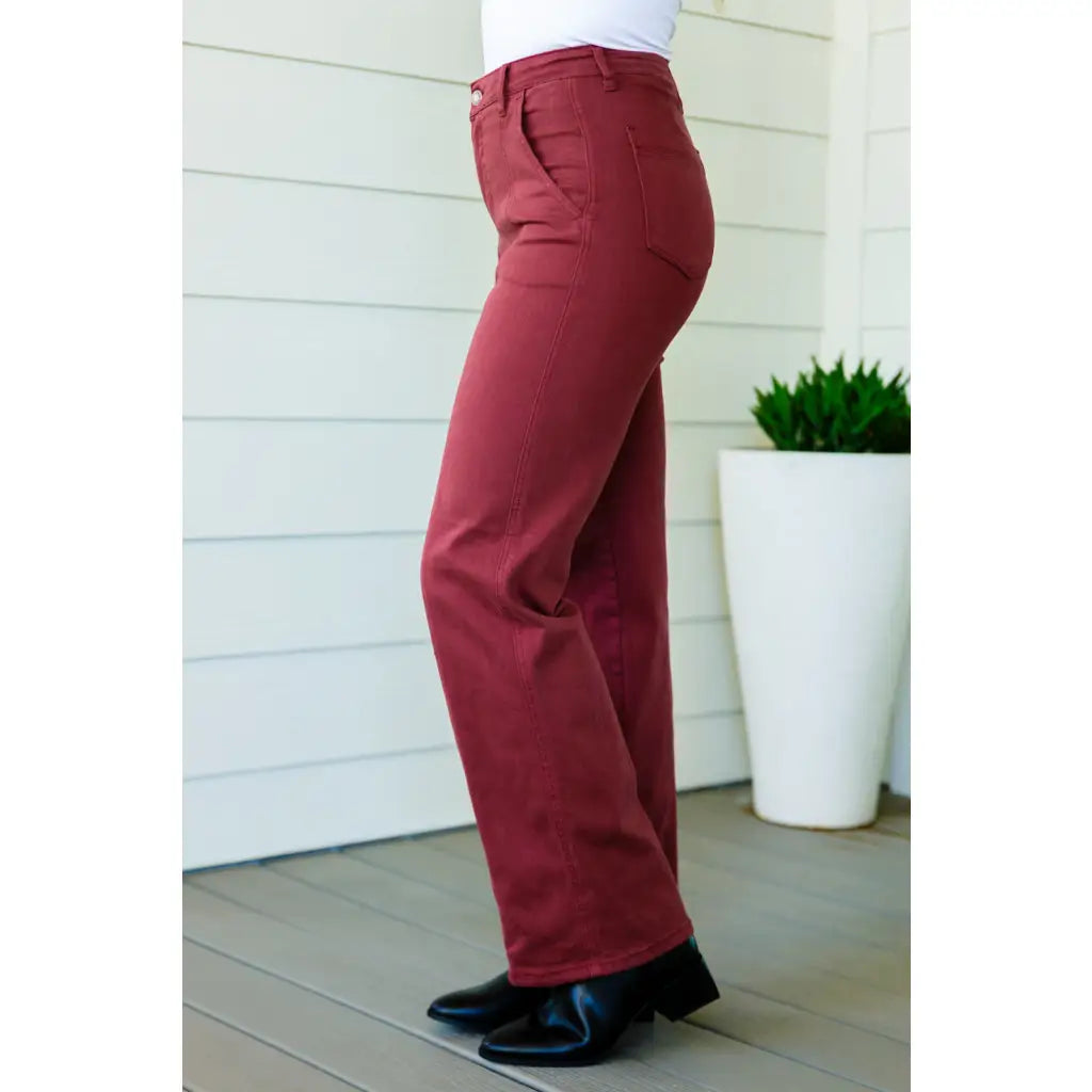 Introducing our Phoebe High Rise Judy Blue Burgundy Jeans! Designed with a flattering center front seam and comfortable