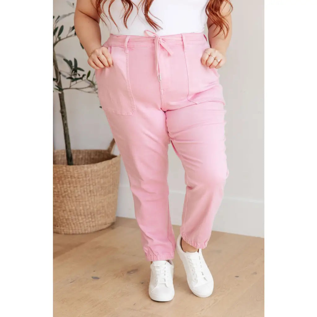 Slip into chic comfort with the Pretty in Pink Denim Joggers by Judy Blue. Boutique glam meets playful vibes — curvy