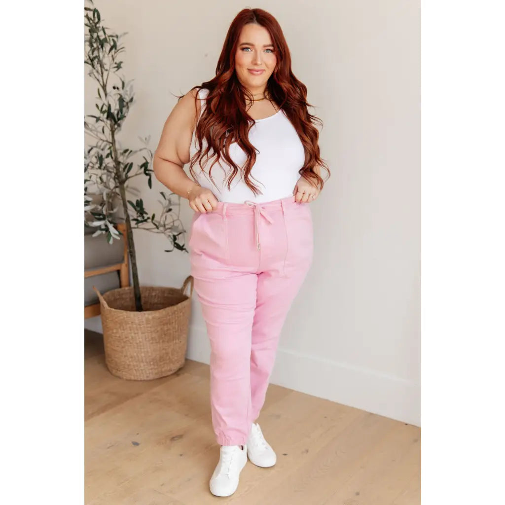 Slip into chic comfort with the Pretty in Pink Denim Joggers by Judy Blue. Boutique glam meets playful vibes — curvy