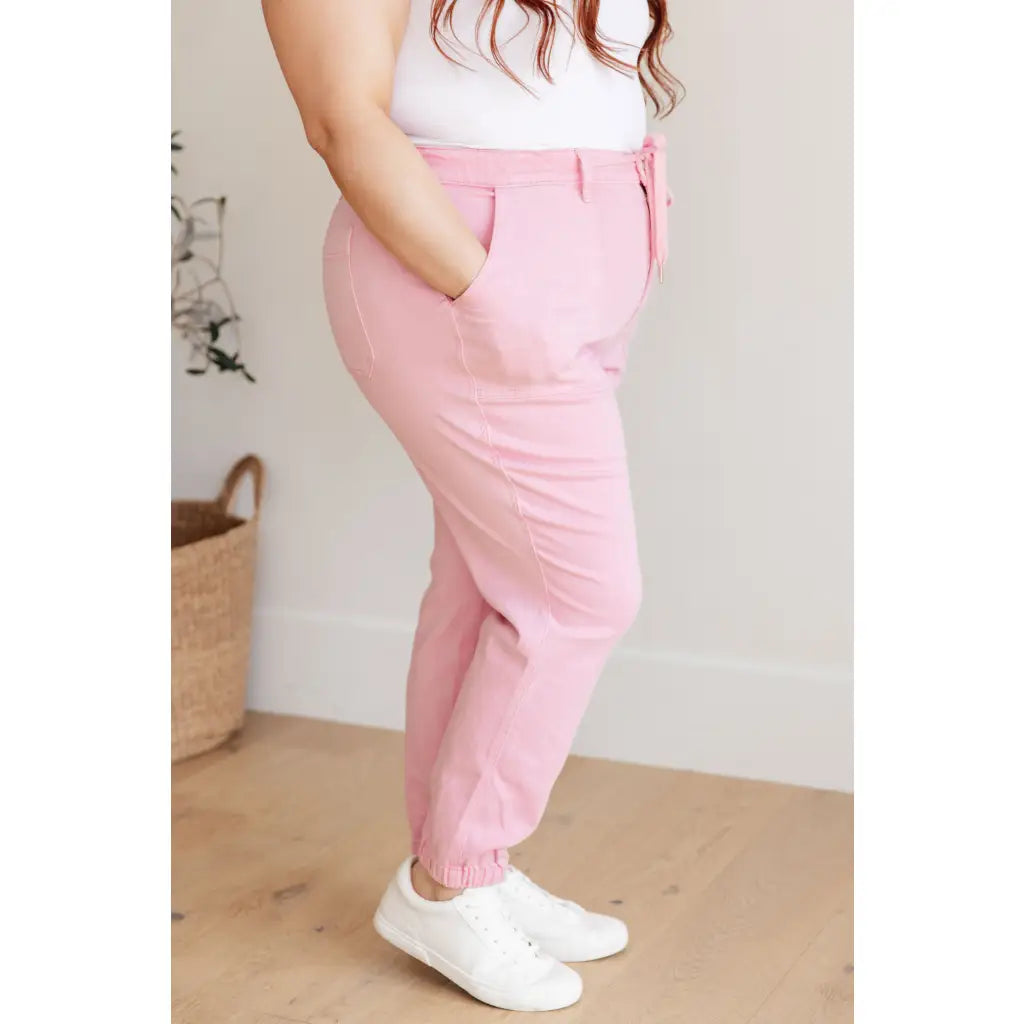 Slip into chic comfort with the Pretty in Pink Denim Joggers by Judy Blue. Boutique glam meets playful vibes — curvy