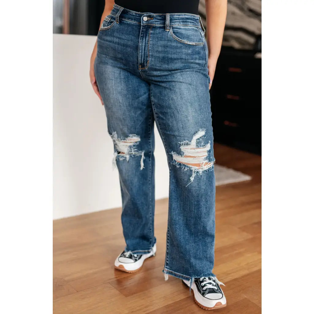 Your best outfits start with our Rose High Rise 90’s Straight Judy Blue Jeans! Featuring a gorgeous dark wash high rise