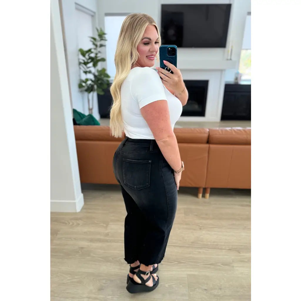 Get ready to rock stylishly with our Ryan Wide Leg Crop Judy Blue Jeans in Black! The stretchy denim features