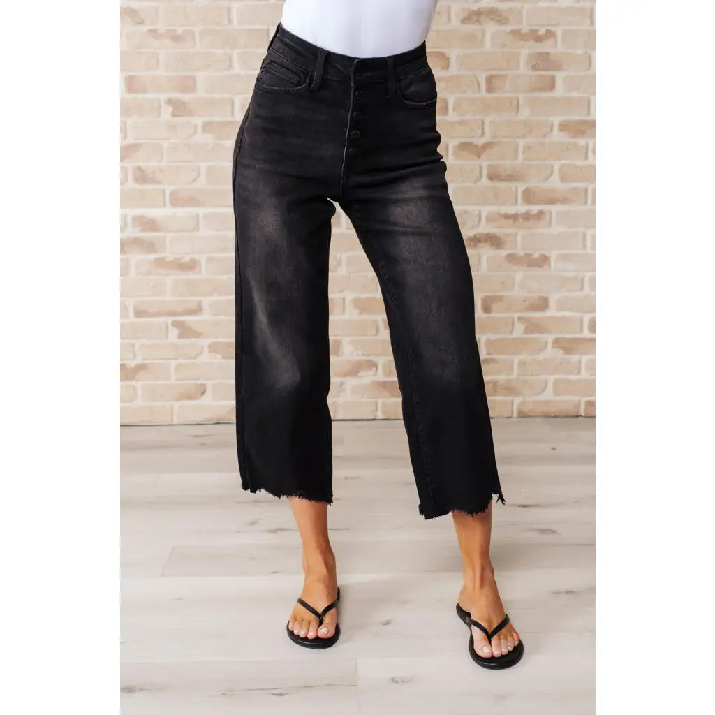 Get ready to rock stylishly with our Ryan Wide Leg Crop Judy Blue Jeans in Black! The stretchy denim features