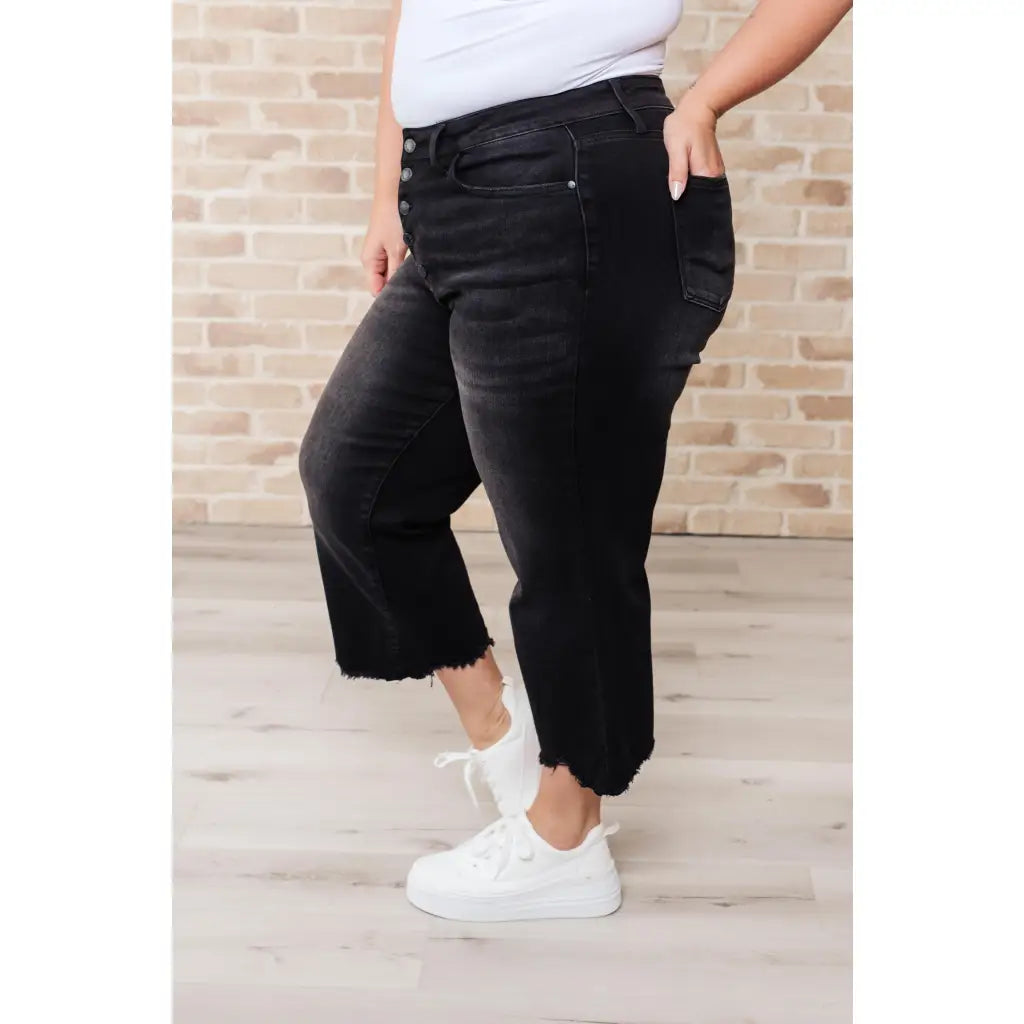 Get ready to rock stylishly with our Ryan Wide Leg Crop Judy Blue Jeans in Black! The stretchy denim features