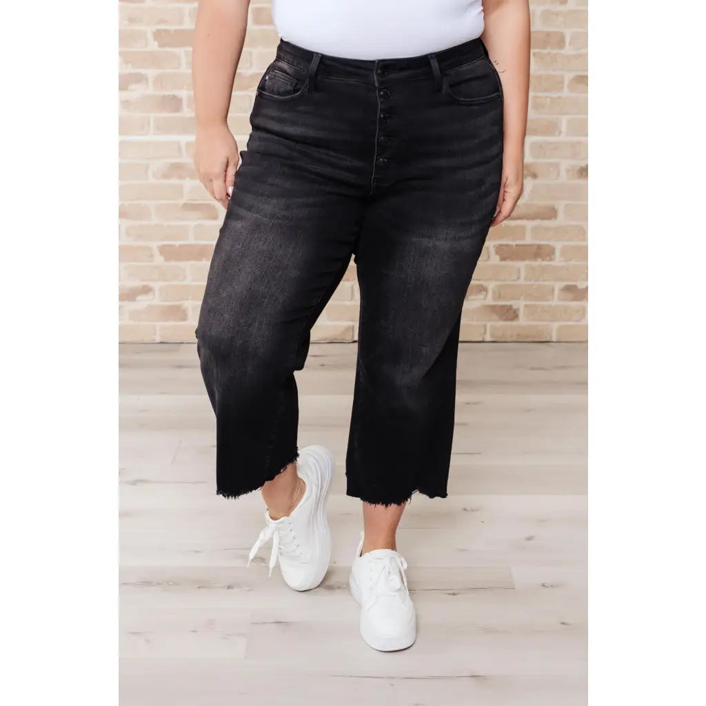 Get ready to rock stylishly with our Ryan Wide Leg Crop Judy Blue Jeans in Black! The stretchy denim features