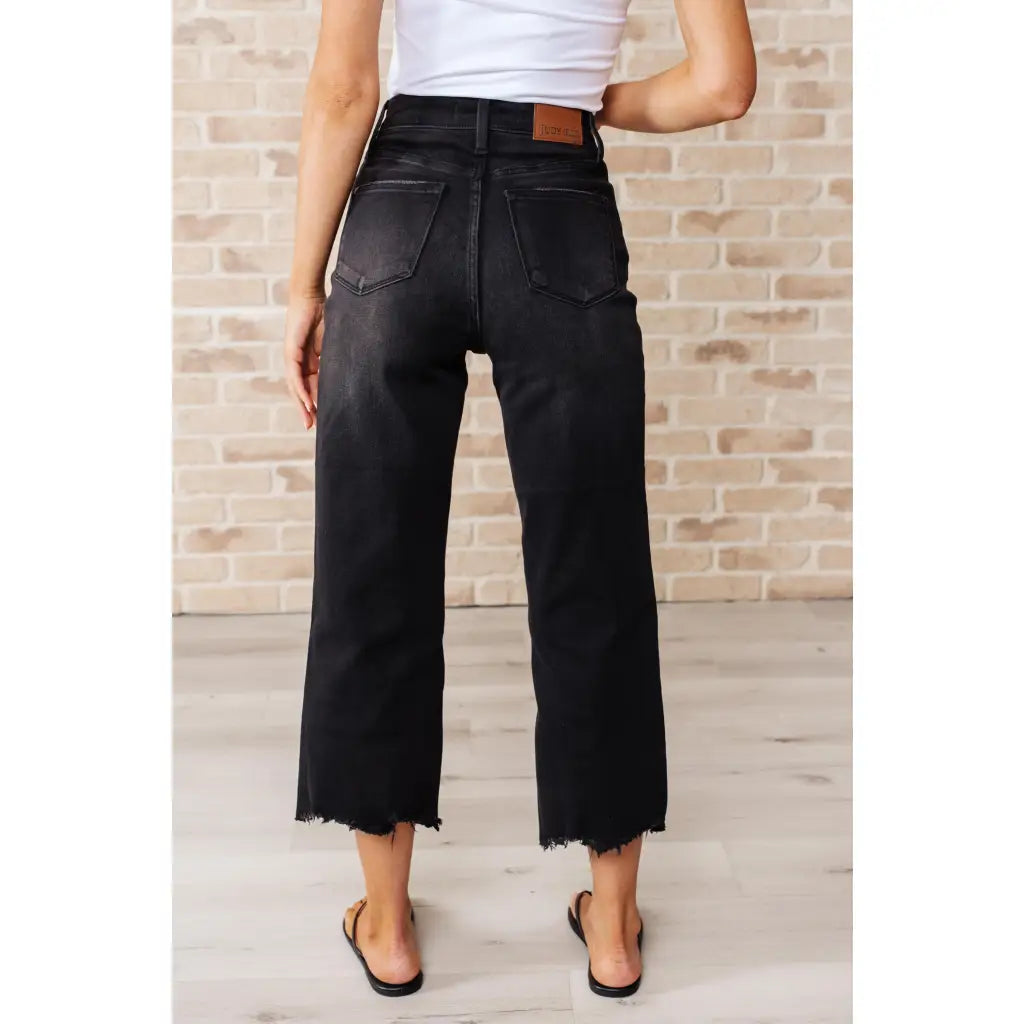 Get ready to rock stylishly with our Ryan Wide Leg Crop Judy Blue Jeans in Black! The stretchy denim features